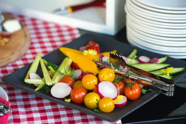 高価なレストランでブランチ。健康食品。野菜プレート — ストック写真