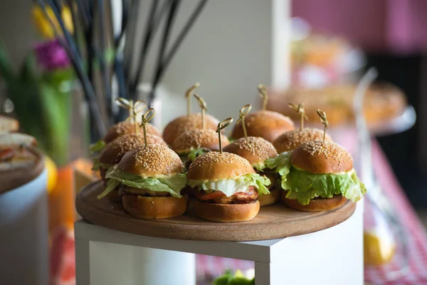 Świeże, domowe hamburgery na desce w restauracji — Zdjęcie stockowe