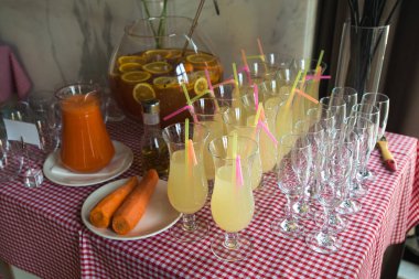 Bir tabloda bir restoranda taze meyve suyu. Sağlıklı içecekler. havuç f