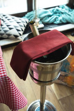 Bir kova bir restoranda şampanya