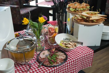 şeffaf cam tencerede tavuk suyu. Çeşitli et ile plaka