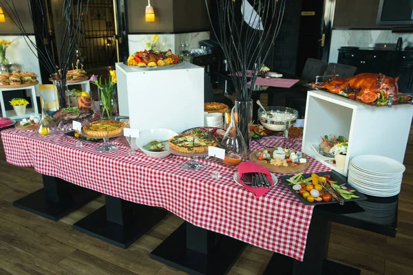 Tavolo nel ristorante servito per il brunch — Foto Stock