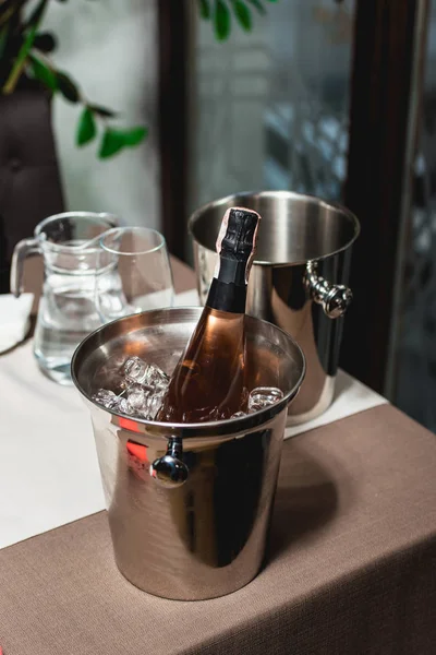 Fles champagne op de emmer in een restaurant — Stockfoto