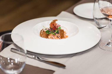 bir restoranda lezzetli somonu. küçük bir kısmı