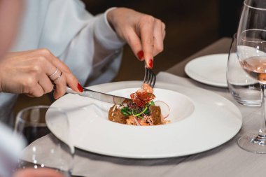 kadın bir restoranda lezzetli somon salata yemeye hazırlanıyor. küçük bir kısmı