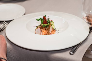 bir restoranda lezzetli somonu. küçük bir kısmı