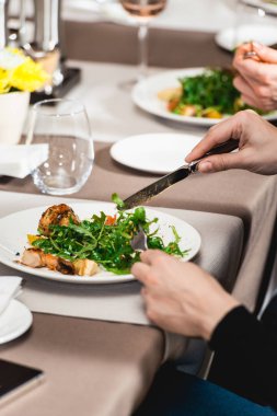 man bir restoranda lezzetli salata karides ile yemek