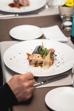 bir restoranda lezzetli ton balığı. küçük bir kısmı