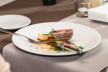 bir restoranda lezzetli ton balığı. küçük bir kısmı