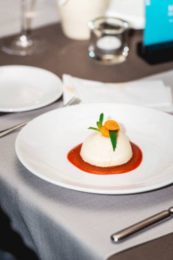 pahalı restoranda bir plaka üzerinde çilek reçeli ile Mini yuvarlak peynirli kek. Görünümü Kapat