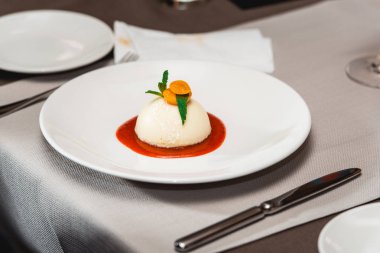 pahalı restoranda bir plaka üzerinde çilek reçeli ile Mini yuvarlak peynirli kek. Görünümü Kapat