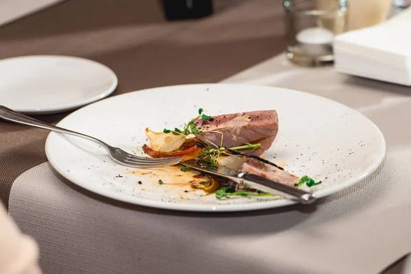 bir restoranda lezzetli ton balığı. küçük bir kısmı