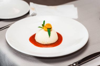 pahalı restoranda bir plaka üzerinde çilek reçeli ile Mini yuvarlak peynirli kek. Görünümü Kapat