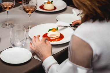 kadın pahalı restoranda bir plaka üzerinde çilek reçeli ile peynirli kek yiyor. Görünümü Kapat