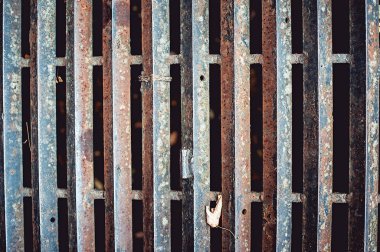 paslı demir ızgara yolda, yakın çekim.
