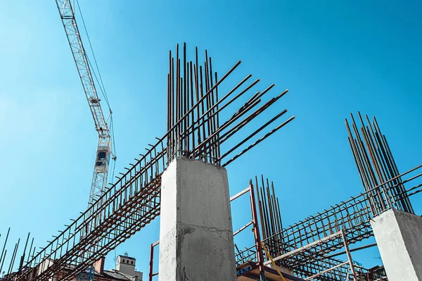 Estruturas de aço de um edifício em construção, com guindaste de torre em cima — Fotografia de Stock