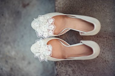 Lüks Fildişi düğün ayakkabıları ile dantel, seçici odak için gelin, çiçek.