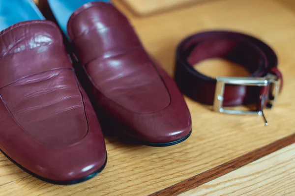 Scarpe da uomo ciliegio, cintura e fedi nuziali in una scatola. accessori sposi il giorno del matrimonio — Foto Stock