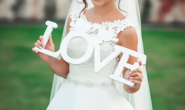 Güzel gelin dışında poz aşk yazı ellerini tutar