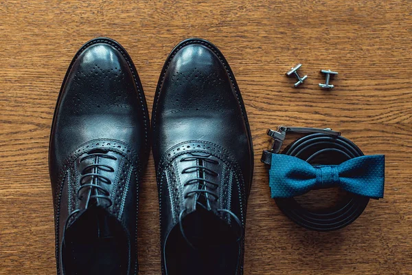 Close up de acessórios do homem moderno. Bowtie azul, sapatos de couro, cinto e abotoaduras — Fotografia de Stock