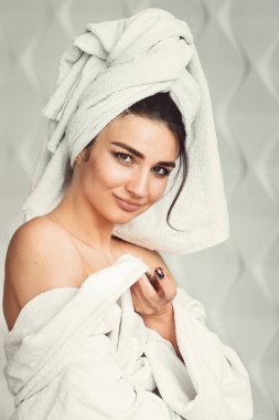 Siyah saçlı, iri gözlü ve karanlık kaşları beyaz banyo bornoz whith havlusu kafasına takıyor ile Sexy Genç kız.