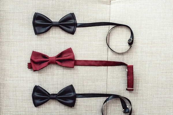 Drie buigen banden, twee zwarte en een rode. Team werk, carrière, hipster, bruiloft concept. — Stockfoto