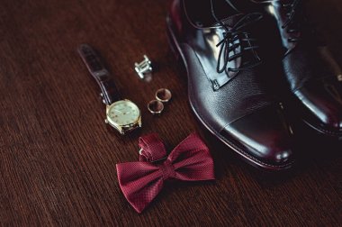 Modern insan aksesuarları, yakın çekim. Alyans, kiraz papyon, deri ayakkabı, izle ve kol düğmeleri