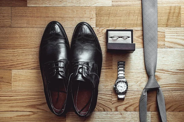 现代新郎配件的特写。结婚戒指灰色领带、 皮鞋、 手表 — 图库照片