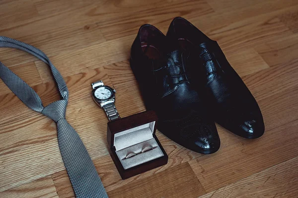现代新郎配件的特写。结婚戒指灰色领带、 皮鞋、 手表 — 图库照片