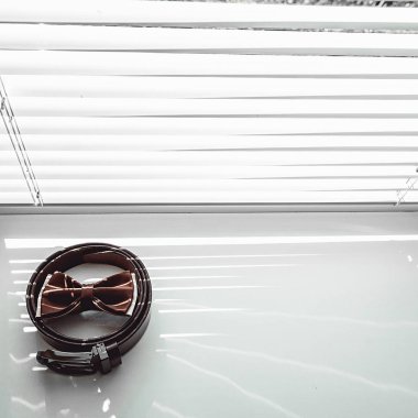 Kahverengi papyon kuşak. Düğün sabah mamülleri. Modern insan aksesuarları, yakın çekim