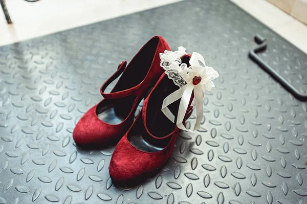 Damer röd sämskläder pumpar skor på en metall bakgrund, närbild — Stockfoto