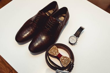 Ahşap papyon, kahverengi deri ayakkabılar, kemer, izle. Düğün sabah mamülleri. Modern insan aksesuarları, yakın çekim