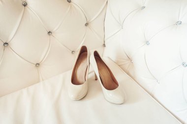 gelinler Biege'e deri vintage kanepe topuk ayakkabılarla