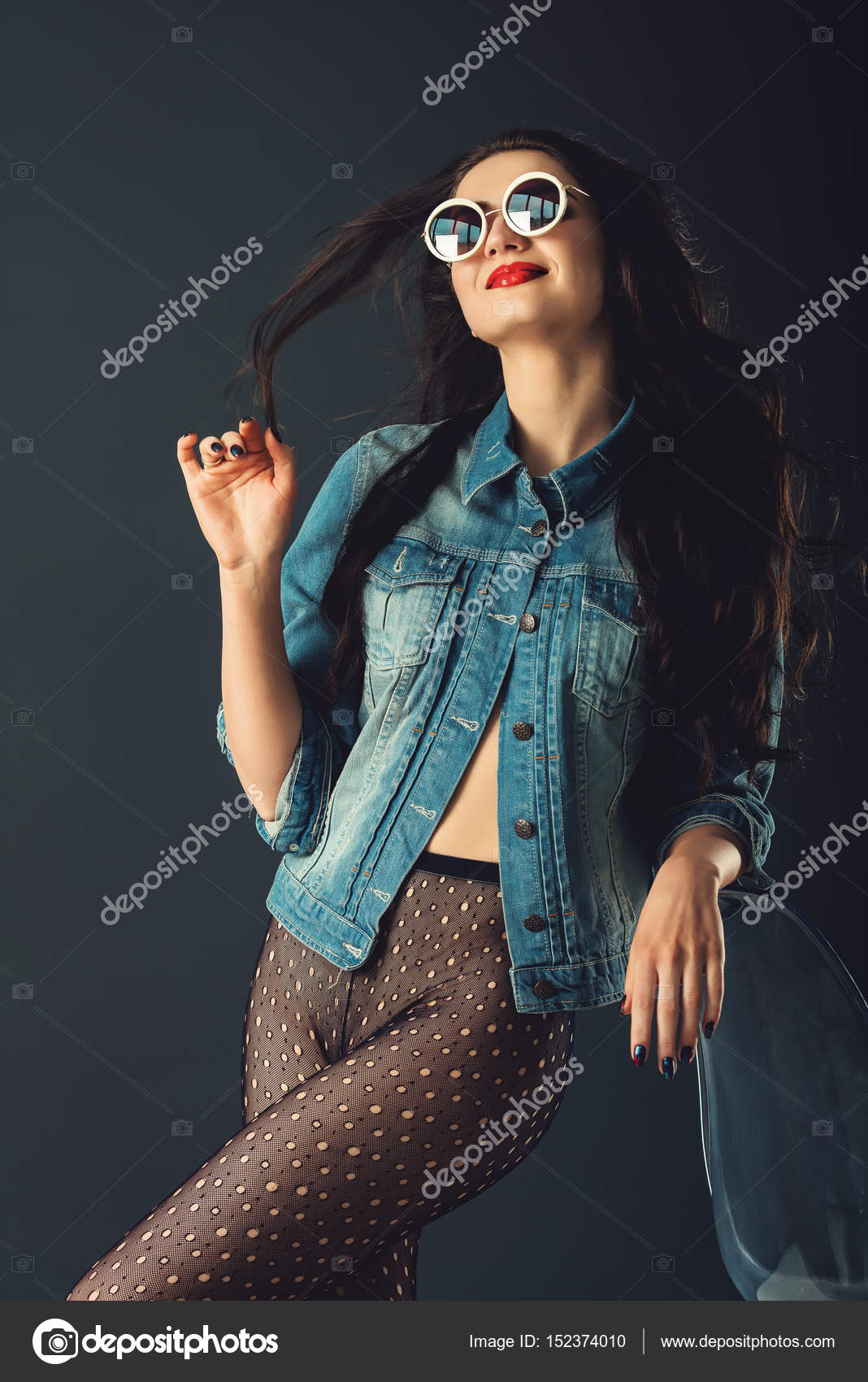 Magnifique fille habill dans une veste de jeance bleue et