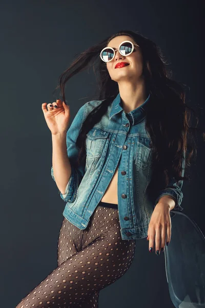 Wunderschönes Mädchen in einer blauen Jeansjacke und transparenten Strumpfhose ohne Höschen — Stockfoto