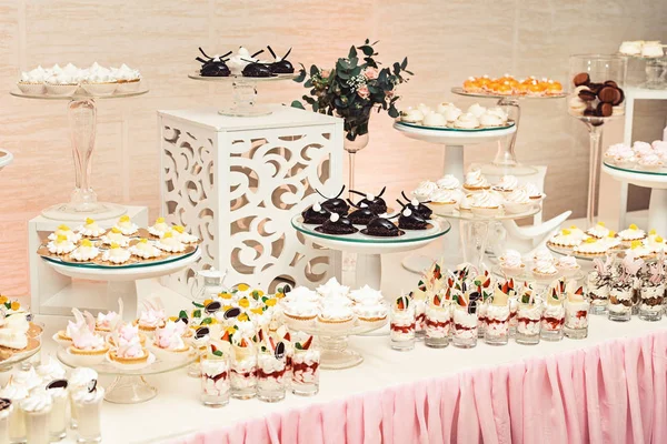 Moderno elegante barra de caramelo de boda de lujo. una amplia gama de dulces en una barra de cande de boda . —  Fotos de Stock