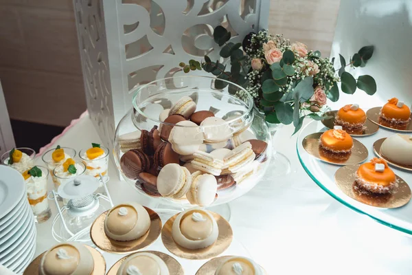 Moderne stijlvolle luxe bruiloft reep. een breed scala van snoep op een bruiloft cande bar. — Stockfoto