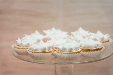 cam stand kekler bir düğün şeker çubuğu tablo