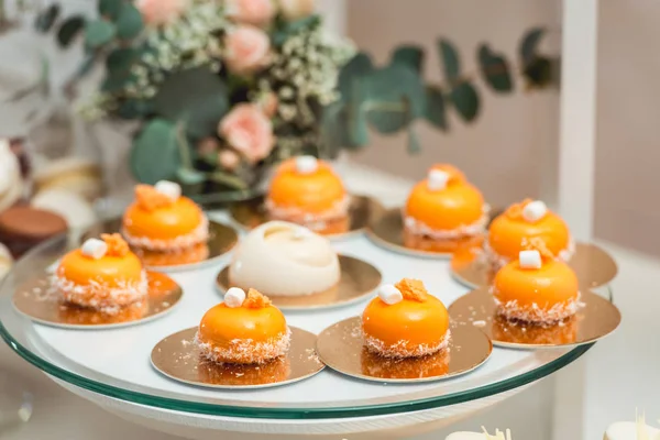 Glazen staan met gebak op een bruiloft candy bar tafel — Stockfoto