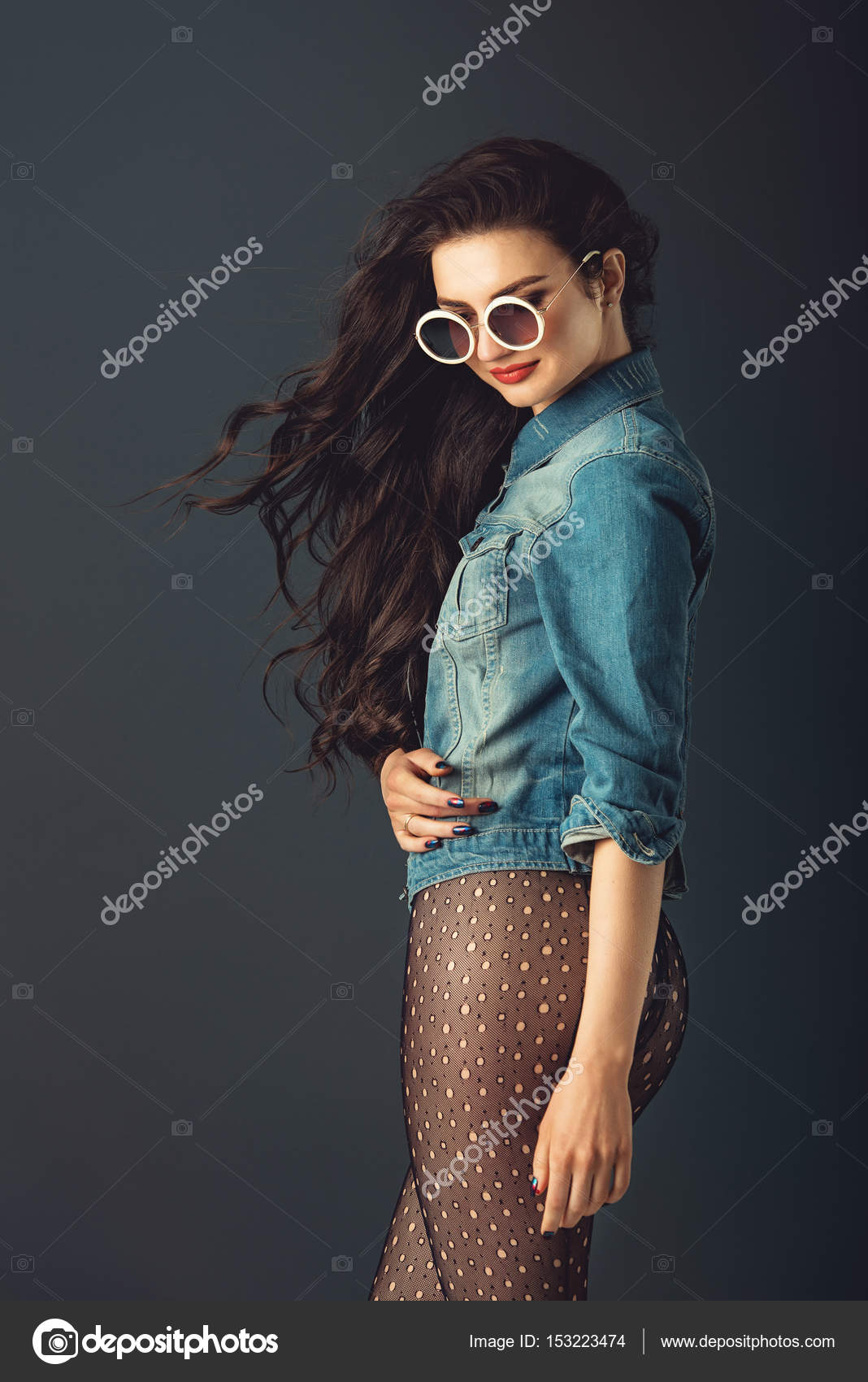 Magnifique fille avec l vres rouges lunettes de soleil blanches