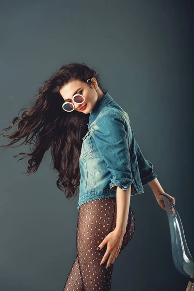 Hermosa chica con labios rojos gafas de sol blancas en una chaqueta azul zapatos de tacón alto rojo y medias transparentes sin bragas —  Fotos de Stock