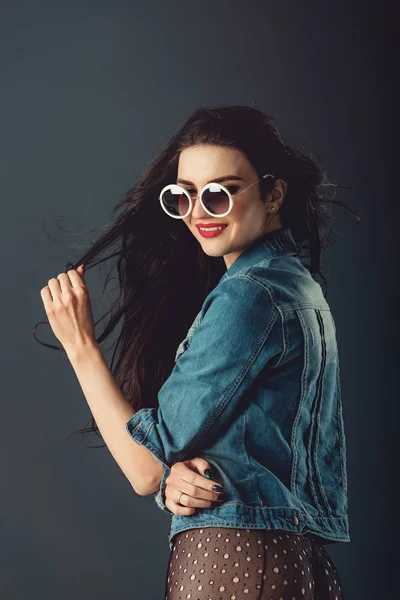 Ursnygg flicka med röda läppar vita solglasögon i en blå jacka och transparenta strumpbyxor utan trosor — Stockfoto