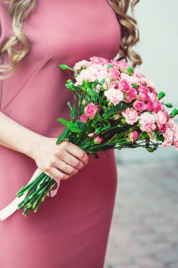 içinde Düğün Buketler Biege'e karanfil ve pembe Gül tutan bir kadın