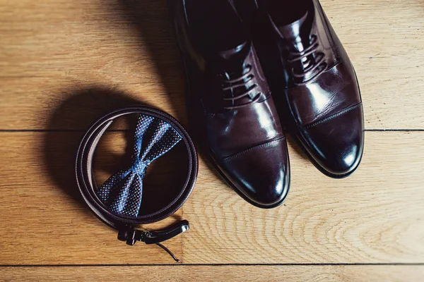 Assistir, Brown laço gravata, sapatos de couro e cinto. Manhã de casamento dos noivos. Close up de acessórios do homem moderno — Fotografia de Stock