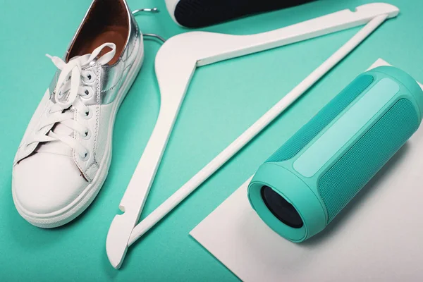 Modern beyaz ayakkabı düz yatıyordu. Ek yükü üstten görünüm fotoğraf. Gençlik yaşam tarzı kavramı. Turkuaz arka plan