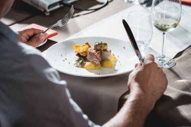 adam bir restoranda lezzetli nağmeleme Tavşan eti yemeye hazırlanıyor. küçük bir kısmı