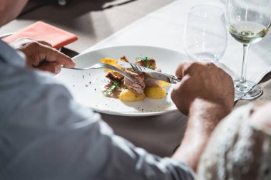 bir restoranda tavşan eti lezzetli roulade yeme adam. küçük bölümü
