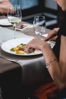 bir restoranda tavşan eti lezzetli roulade yeme kadın. küçük bölümü