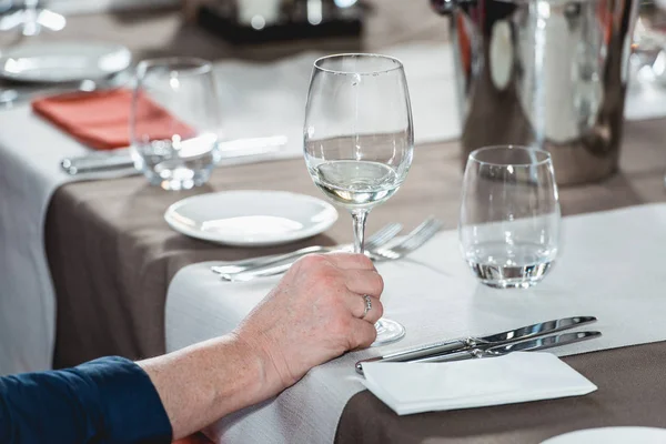 Woman at the food and wine pairing going to try white wine — Stock Photo, Image