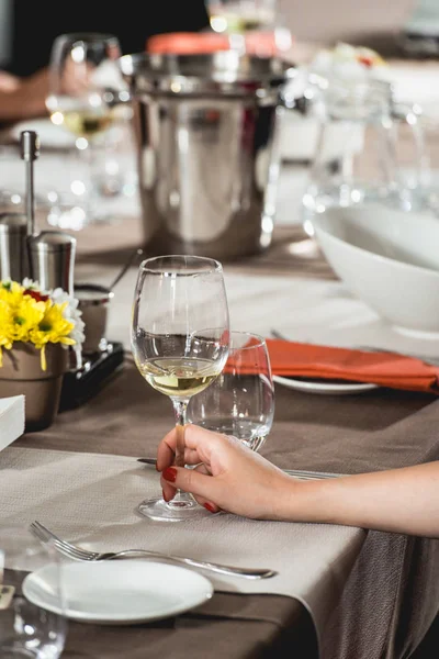 Женщина на еду и вино в паре собирается попробовать белое вино — стоковое фото